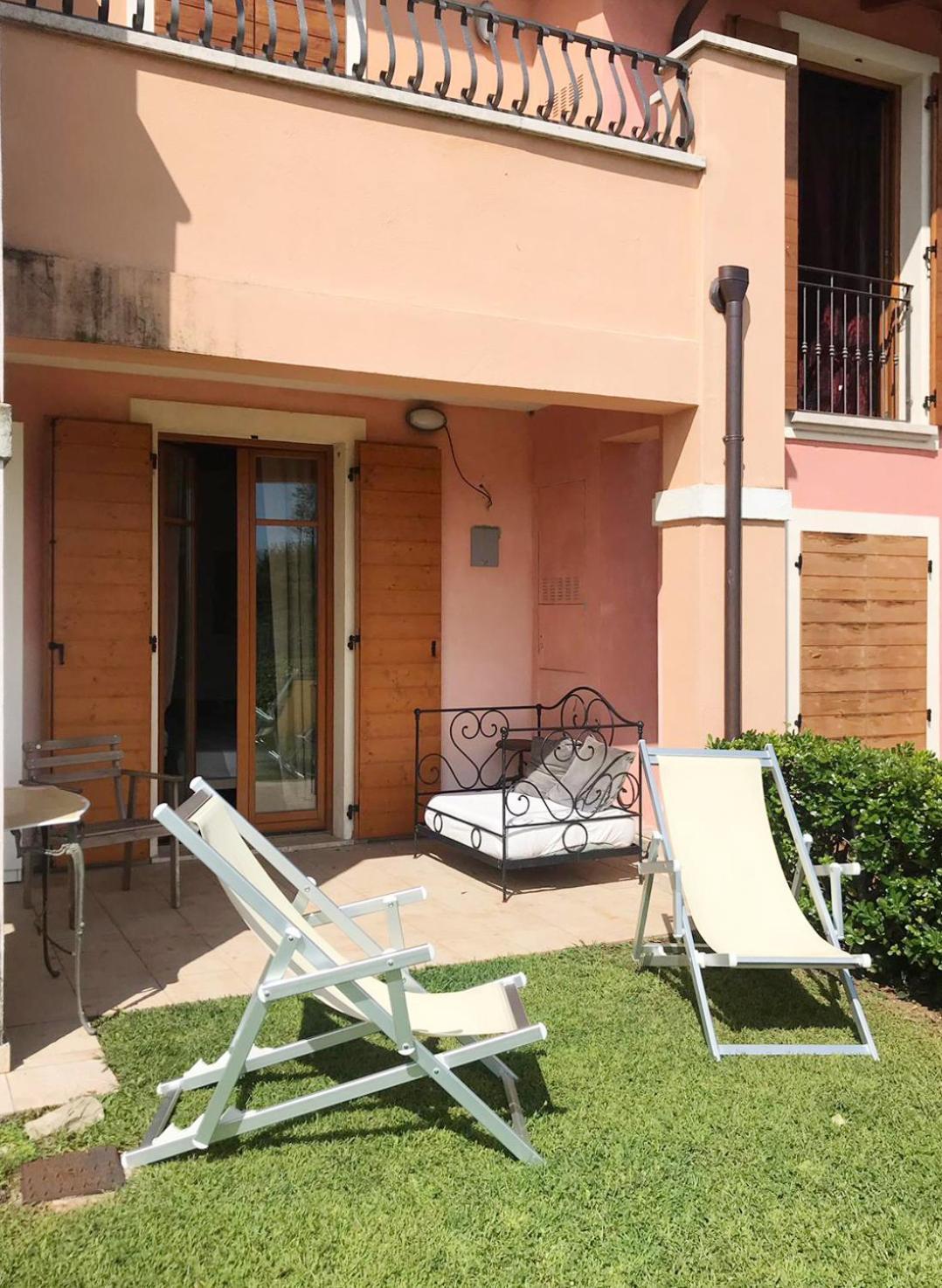 The Flowers - Apartments With Private Garden In Residence With Pool Manerba del Garda Εξωτερικό φωτογραφία