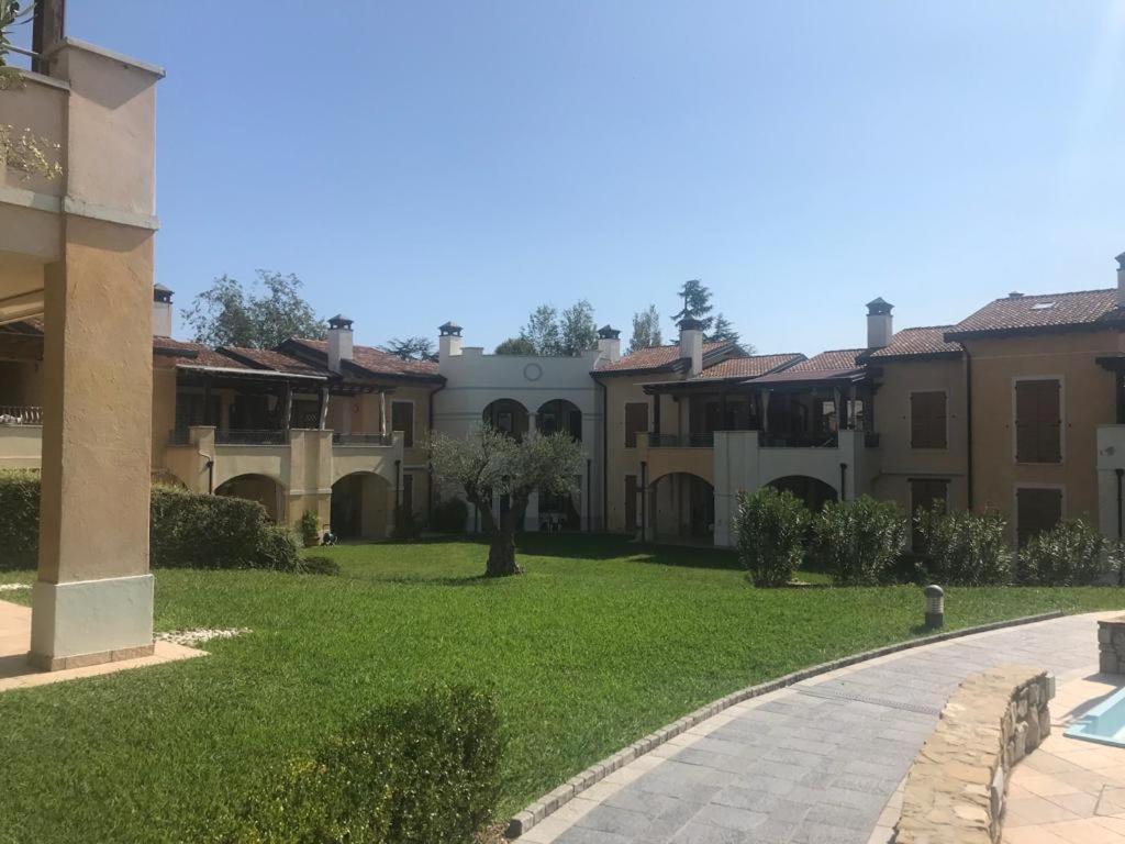 The Flowers - Apartments With Private Garden In Residence With Pool Manerba del Garda Εξωτερικό φωτογραφία