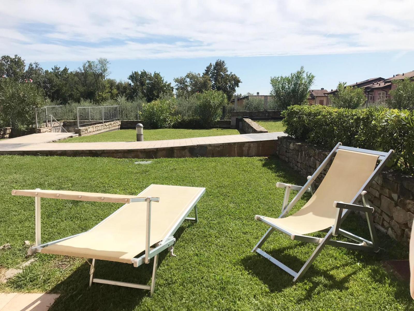 The Flowers - Apartments With Private Garden In Residence With Pool Manerba del Garda Εξωτερικό φωτογραφία