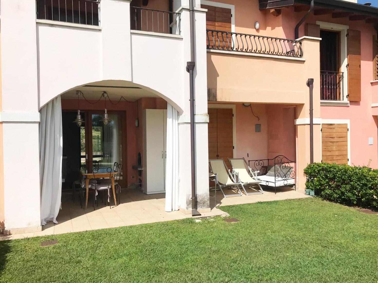 The Flowers - Apartments With Private Garden In Residence With Pool Manerba del Garda Εξωτερικό φωτογραφία